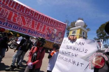 Wartawan Palu Unjuk Rasa Peringati Hari Buruh 