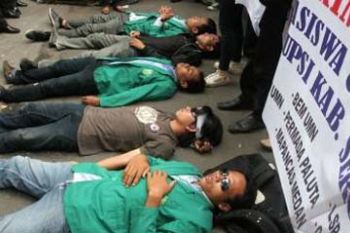 TUNTUT PEMBEBASAN REKAN