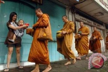 160 Biksu prosesi  "Pindapata'' di  Magelang