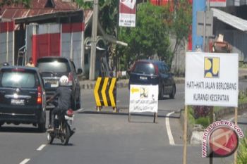 Jalan berlubang di kairagi membahayakan