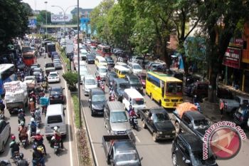 Jalan menuju mal PTC macet akibat baliho roboh