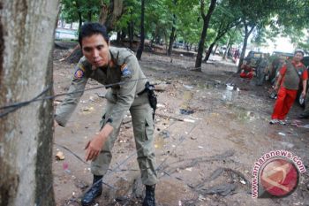 Langgar jalur hijau, warung ditertibkan Pol PP