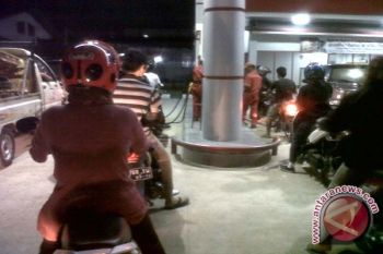 Pengguna Kendaraan Antre di SPBU Bandarlampung