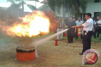Satpam Bank Di Palu Dilatih Padamkan Kebakaran