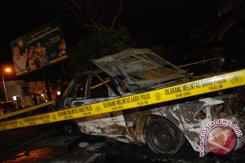 Sebuah mobil terbakar di parkir RS M Hoesin