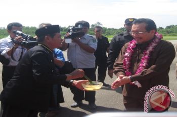 Menteri Pertanian Disambut Siraman Beras Kuning  