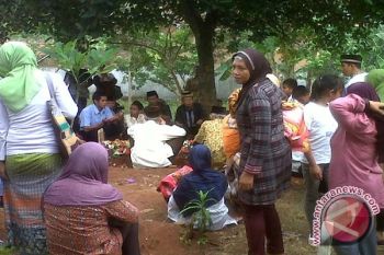 Gerimis Iringi Pemakaman Aktivis Perempuan Titin Kurniasih