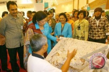 Koleksi batik  Ani Yudhoyono dipamerkan di Beijing 