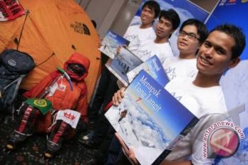 Merah Putih Berkibar di Puncak Everest         