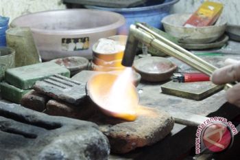 DIY mendukung perajin perak dengan teknologi