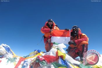 Sang Merah Putih berkibar di puncak Everest  