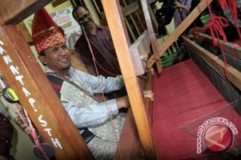 Ulos Jadi Ikon Festival Danau Toba