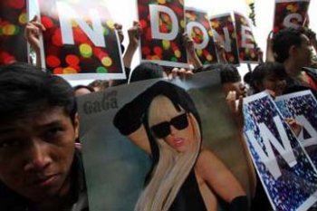 DUKUNG LADY GAGA