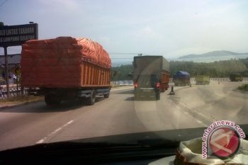 Kerusakan Jalinsum Di Bandarlampung Akibatkan Truk Terguling