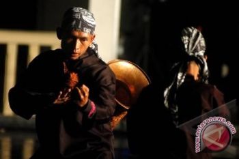 Konvoi Pesilat Dilempari Batu  