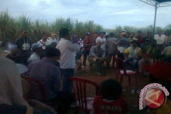 Petani blokade jalan pabrik gula 