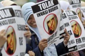 TOLAK LADY GAGA