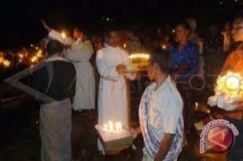 Ratusan orang hadiri misa Femi