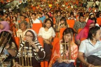 REKOR MURI ANGKLUNG
