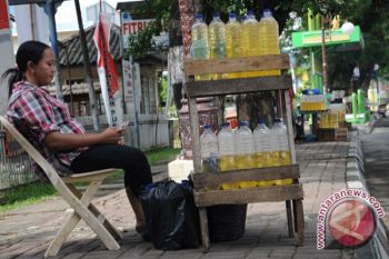 Pedagang bensin eceran makin ramai di Palembang