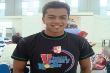 Siman bangga bawa bendera kontingen Indonesia 