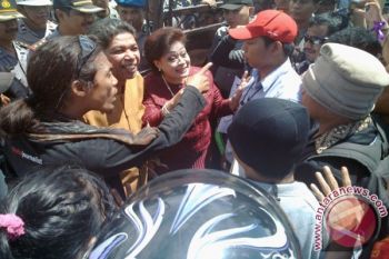 Anggota DPRD Sulteng Temui Demonstran