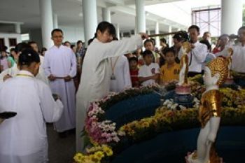 Umat Buddha Mancanegara Rayakan Waisak di Batam