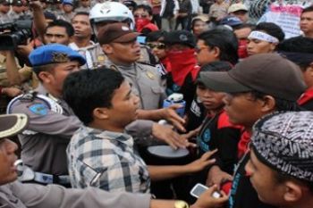 Petugas Keamanan Halangi Pengunjuk Rasa/Larno