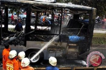 Bus Transjakarta terbakar akibat korsleting