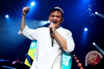 Hedi Yunus Jadi Penyanyi Latar