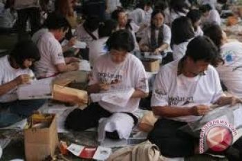 Ribuan pelajar pecahkan rekor MURI membatik