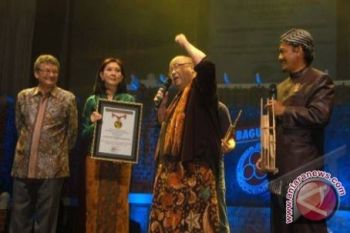 Jaya Suprana Dengan Angklungnya