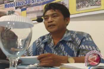 Alfius Rela Mengajar Satu Sekolah Sendirian