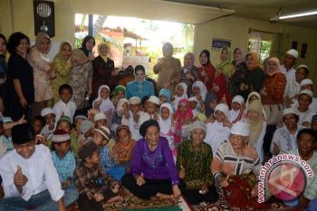 Istri Wali Kota Palembang kunjungi panti asuhan 