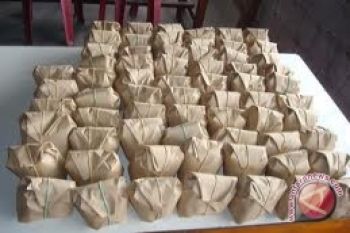 Siswa SD bagikan nasi bungkus rayakan kelulusan 