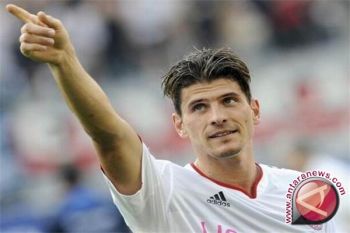 Sundulan Gomez Menangkan Jerman Atas Portugal         
