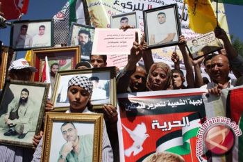 Keluarga Tahanan Palestina Kunjungi Penjara Israel