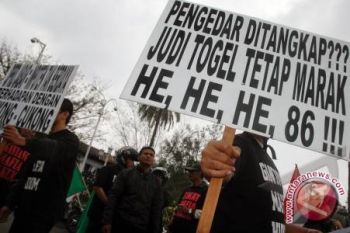 Lima Nenek Berjudi Di Kuburan Diringkus Polisi