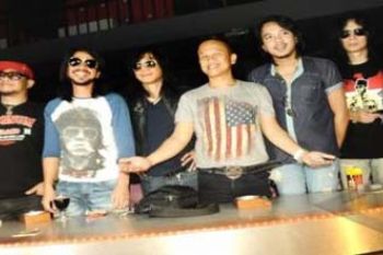 KOLABORASI MUSISI ROCK