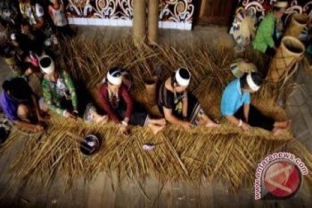 Gaun Pengantin Kulit Kayu Jadi Perhatian Pengunjung PKB