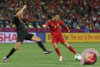 Ronaldo Bungkam Swedia