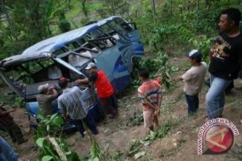Bus Nylonong Ke Jurang, Delapan Tewas