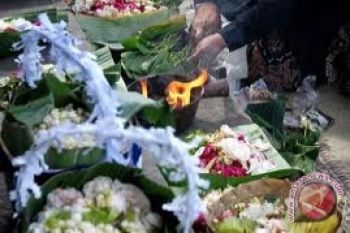 Masyarakat Yogyakarta berebut berkah "lorotan" Labuhan Merapi 