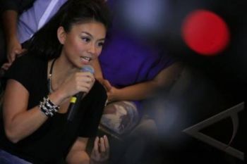 Agnes Monica Buat Histeris Penggemar di Makassar