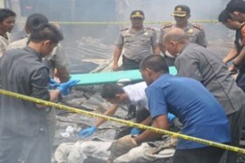 Evakuasi Korban Kebakaran/Foto Henky Mohari