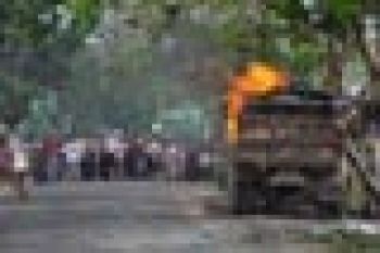 TRUK DIBAKAR WARGA