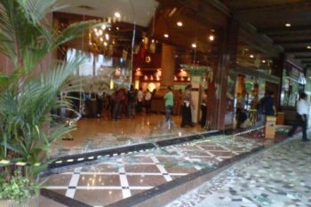 Hotel Planet Holiday Diserbu Dua Kubu