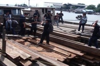 Kapal Penyelundup Kayu/Rusdianto