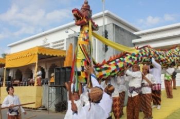 "Ngulur Naga"