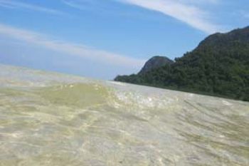 Pantai Teluk Depih Menawan Dinaungi Dua Gunung